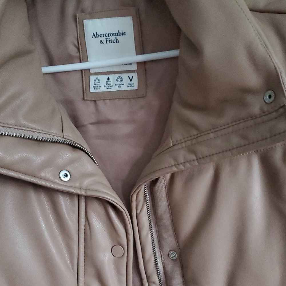 Abercrombie & Fitch Women's Tan Puffer Vest - Picture 4 of 7